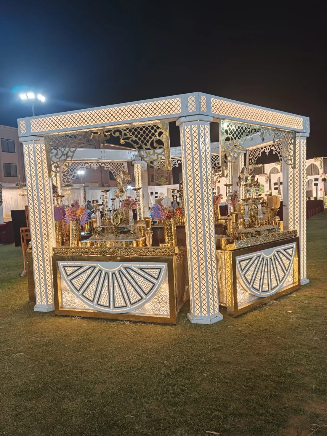 Premium illuminated island food station